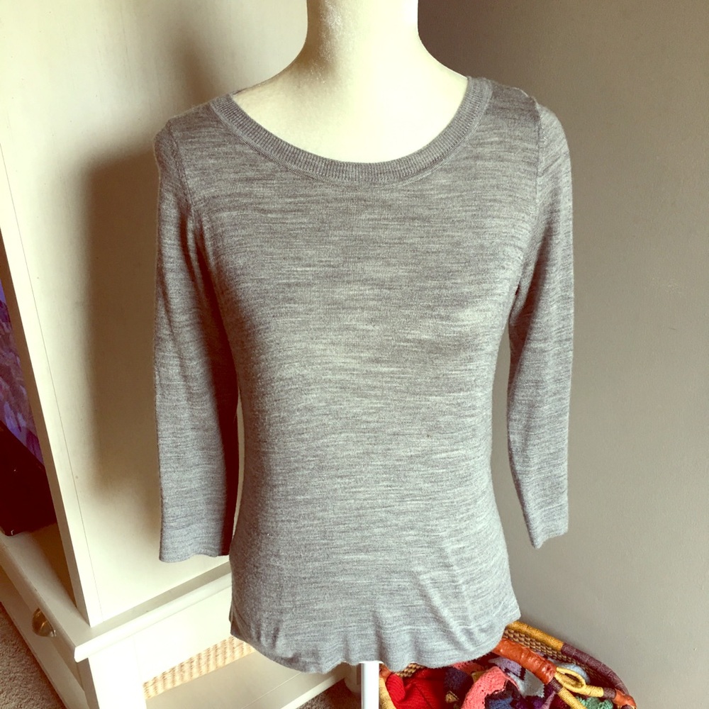 3/4 sleeve grey blouse with button back
